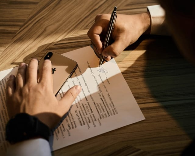 Signature de la lettre de mission avec un office manager pour son entreprise